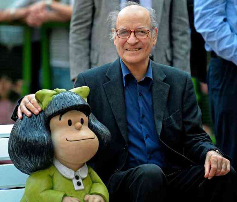 Quino posa ao lado da escultura de Mafalda, instalada no bairro portenho de San Telmo, em 2009. Ele criou 1.928 tiras com sua mais famosa personagem, entre 1964 e 1973 (foto: Alejandro Pagni/AFP)