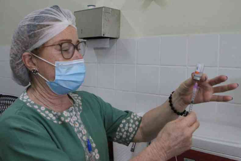 Idosos de 66 a 90 anos que estavam com a segunda dose da CoronaVac atrasada podero completar a imunizao a partir da segunda-feira (24/5)(foto: Prefeitura de Betim/Divulgao)