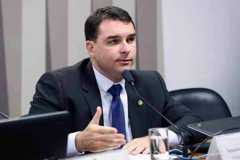 Flvio Bolsonaro  apontado como lder do esquema de 'rachadinhas'