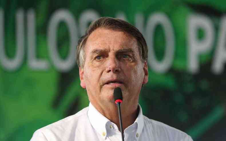 Bolsonaro fala em microfone