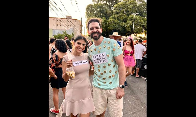 Deputada Camila Jara (PT-MS) e namorado se fantasiam de Michelle Bolsonaro e 'espelho d'gua do Palcio do Planalto' no carnaval
