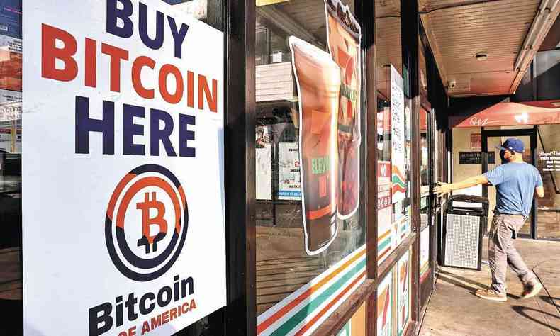 Cartaz anuncia venda de bitcoins em Los Angelas, Califrnia (EUA) 