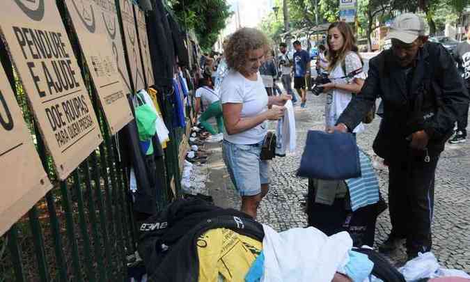 Dezenas de moradores de rua dormiram na fila em Belo Horizonte para ser os primeiros a participar(foto: Cristina Horta/EM/D A Press)