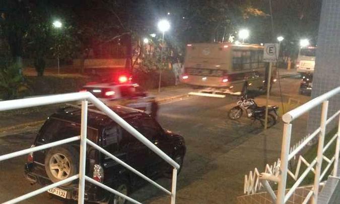 Estudantes que saíram de faculdades no fim da noite tiveram escolta da polícia(foto: Wiler Cantuária/Portal Itajubá/Divulgação) Estudantes que saíram de faculdades no fim da noite tiveram escolta da polícia(foto: Wiler Cantuária/Portal Itajubá/Divulgação)
