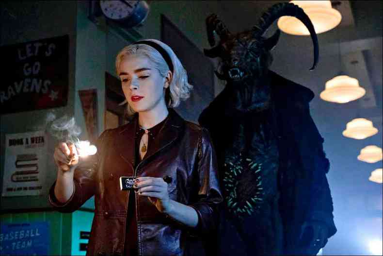 Na segunda temporada da srie, Sabrina (Kiernan Shipka) se depara com o lado obscuro da feitiaria(foto: Jeff Weddell/divulgao)