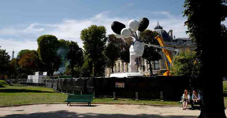 A escultura Buqu de tulipas est sendo instalada num jardim prximo ao Champs-lyses e deve ser inaugurada na sexta (4)(foto: LUDOVIC MARIN/AFP)