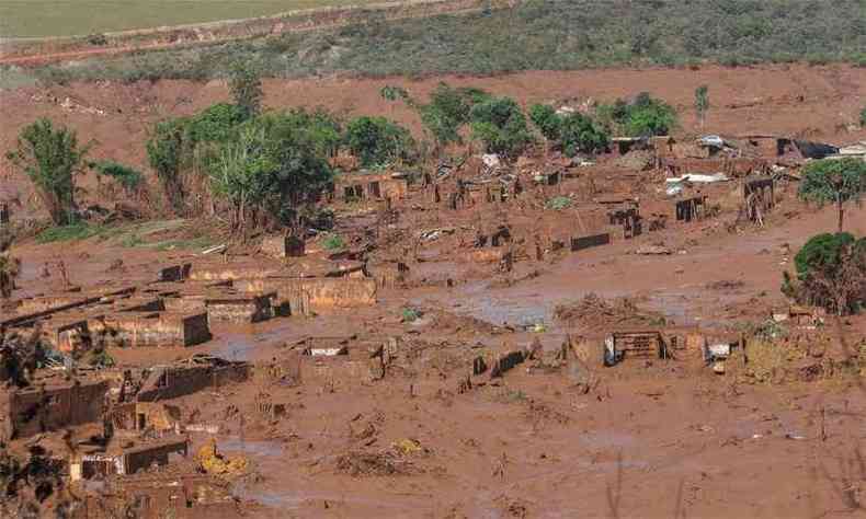 Desastre despejou 40 milhes de metros cbicos de rejeitos e matou 19 pessoas(foto: Gladyston Rodrigues/EM/D.A.Press - 6/11/2015)