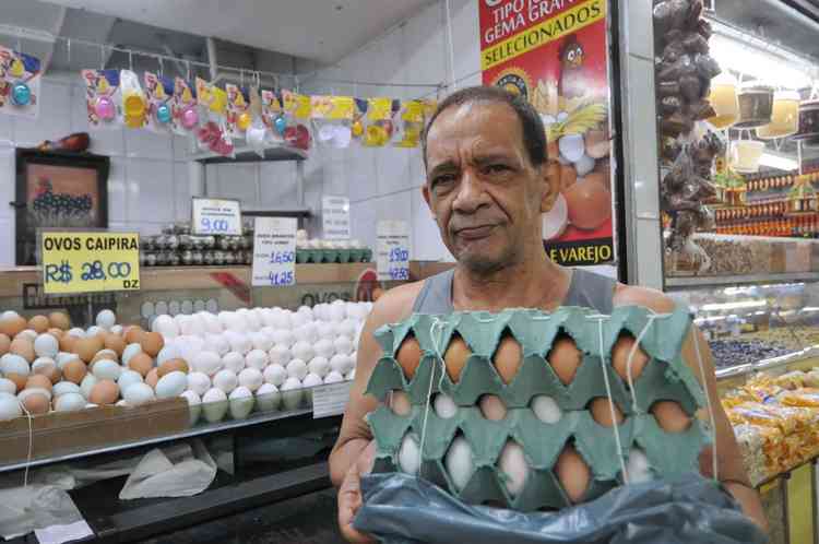 Homem segura caixa com ovos caipiras em frente a uma loja de ovos no Mercado Central de Belo Horizonte