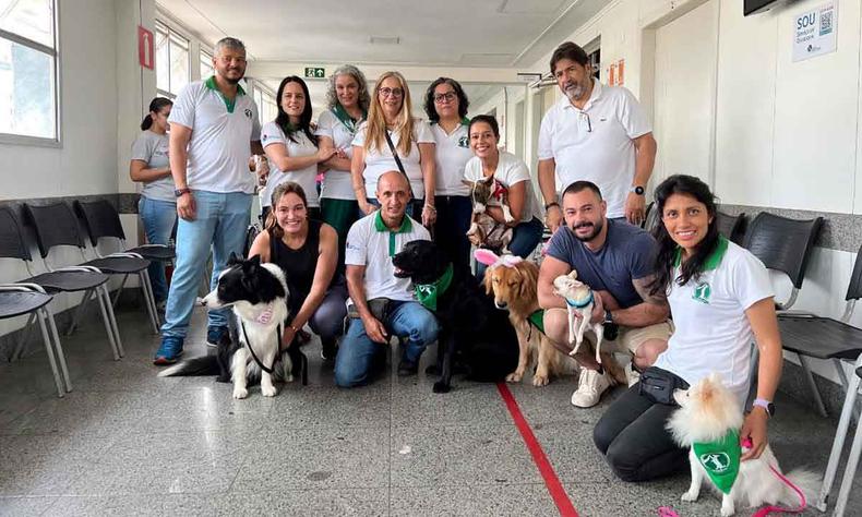 Equipe do Madre Tereza com os 'cães terapeutas'(foto: Hospital Madre Tereza/divulgação) Equipe do Hospital Madre Tereza com cães que interagem com os pacientes
