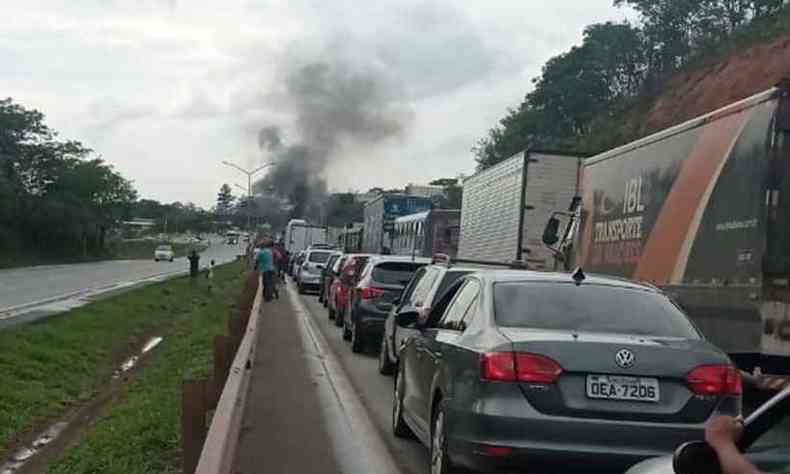 Manifestantes queimaram pneus na rodovia(foto: Reproduo da internet/WhatsApp)