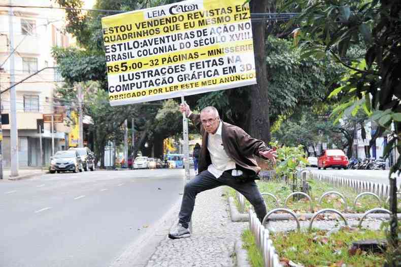 Celton se tornou conhecido em Belo Horizonte ao percorrer as ruas da cidade com um anúncio gigante da sua produção de quadrinhos(foto: Juarez Rodrigues/EM/D.A.Press )