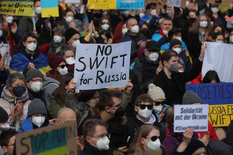 Manifestantes alemes pedem para a Rssia ser banida do sistema Swift