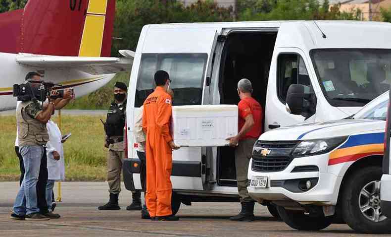 As doses de CoronaVac chegaram ao aeroporto de Governador Valadares nesta tera-feira (11/5)(foto: Juninho Nogueira/Divulgao)