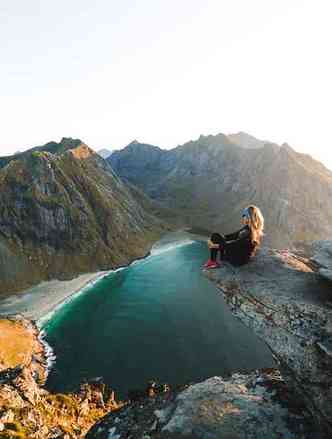 A Noruega esbanja belezas naturais, a começar pelos fiordes, que são vales rochosos inundados pelo mar(foto: Manuel Meurisse/Unsplash)