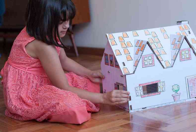 Em meio  era tecnolgica, brinquedos de papelo estimulam a criatividade e so utilizados como ferramentas educativas nas escolas (foto: Ana Luiza Albuquerque/Divulgao)