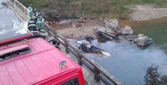 Motorista morreu depois de perder o controle de caminho-tanque, que bateu em ponte e explodiu(foto: Corpo de Bombeiros/Divulgao)
