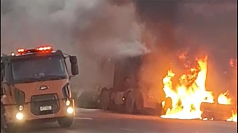 Carreta carregada de minrio pegou fogo depois que sistema de freios superaqueceu br-356