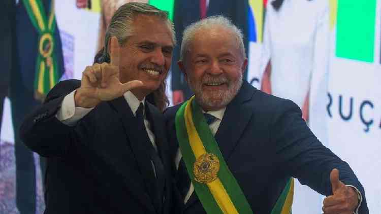 Alberto Fernndez, presidente da Argentina, e Lula na posse do presidente brasileiro