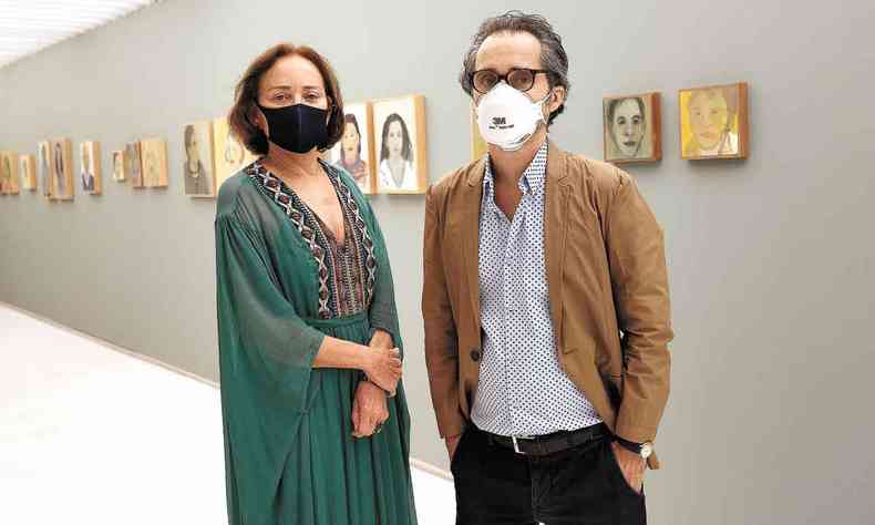 Andr Rubio e Ftima Pena, de p e usando mscara, na galeria de arte do MTC