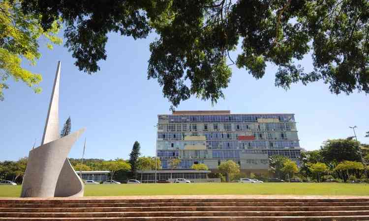 UFMG - Universidade Federal de Minas Gerais - [Artigo] É preciso enxergar  além das paredes…