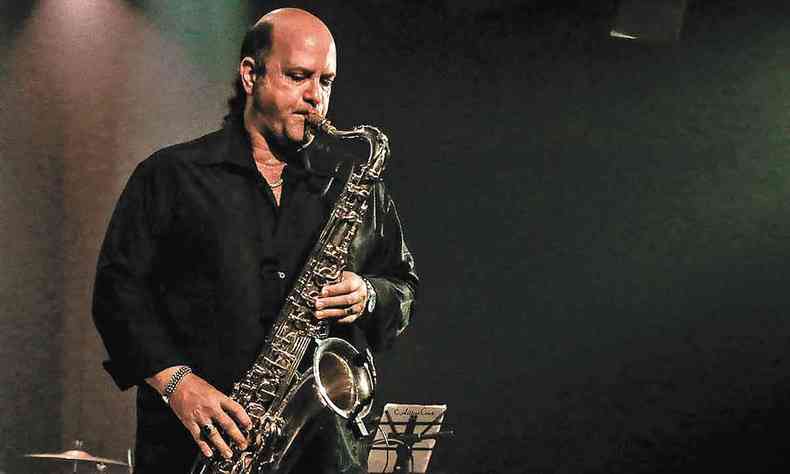 Derico Sciotti toca saxofone