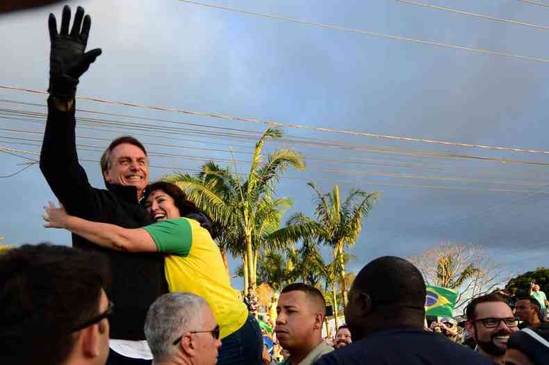 Mulher abraa presidente Bolsonaro em Santa Catarina