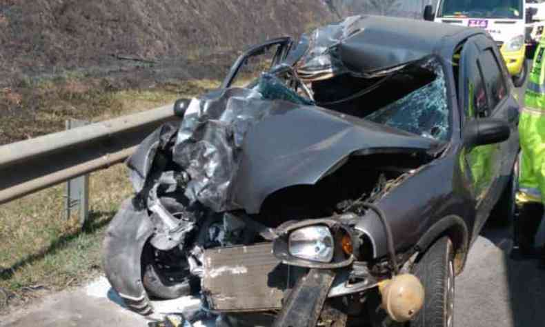 Carro ficou com a frente destruda aps o acidente(foto: Corpo de Bombeiros / Divulgao)