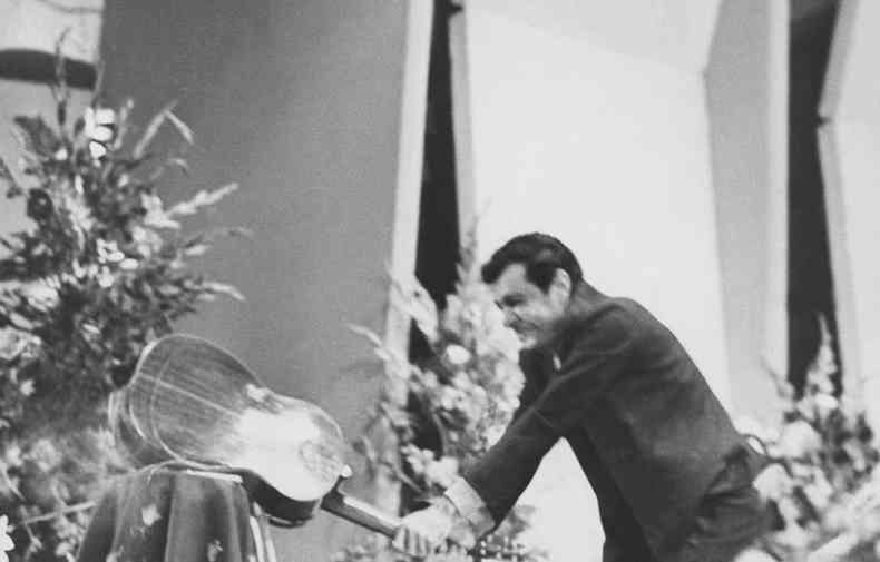 Num rompante contra o pblico que o vaiou enquanto cantava Beto bom de bola, Srgio Ricardo destri seu violo no Festival de Msica Popular Brasileira, em 1967(foto: Agncia Estado )