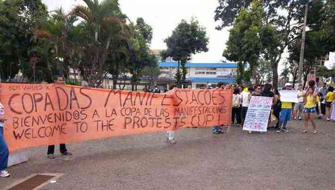 Manifestantes erguem faixa de protesto na Praa do Relgio. (foto: Saulo Arajo/Correio Braziliense)