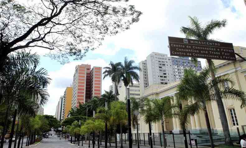 Fachada do Minascentro, na avenida Augusto de Lima, em uma alameda com coqueiros