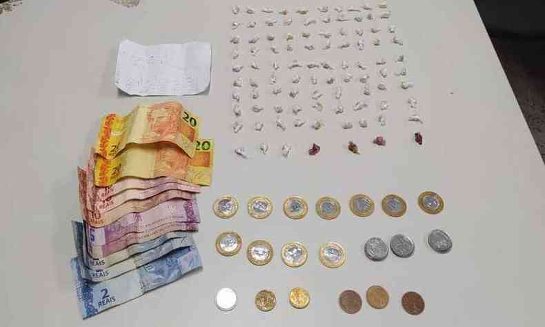 Material apreendido com o trio: dinheiro vivo e pedras de crack(foto: Divulgao/Polcia Militar)