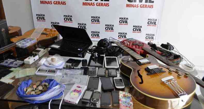 Alm de seis instrumentos musicais, foram encontrados muitos celulares, roupas, objetos de academia, malas, livros, cmeras e outros produtos(foto: Polcia Civil/Divulgao)