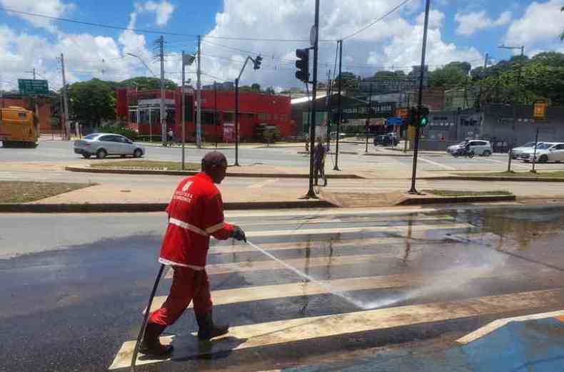 Funcionrio da PBH faz limpeza na Avenida Vilarinho, em Venda Nova