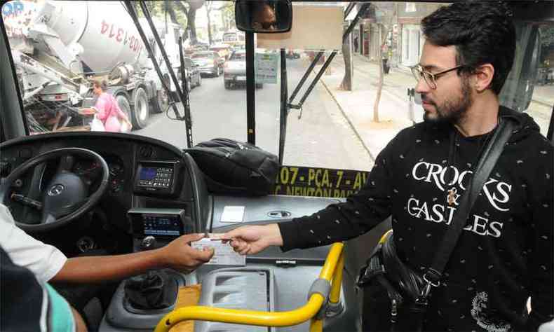 Passageiro paga tarifa em dinheiro diretamente ao motorista, em nibus em circulao sem trocador: questo caminha para impasse com a PBH (foto: Paulo Filgueiras/EM/D.A PRESS)