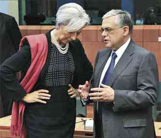 A diretora-gerente do FMI, Christine Lagarde, ouve o primeiro ministro grego, Lucas Papademous, na reunio do Eurogrupo, em Bruxelas(foto: Yves Herman/Reuters)