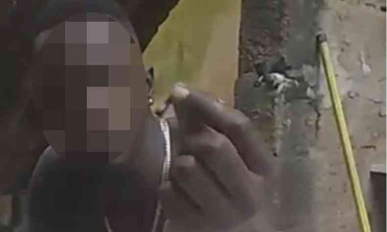 Jovem ostenta cigarro, aparentemente de maconha, adquirido com dinheiro do auxílio emergencial(foto: Reprodução)