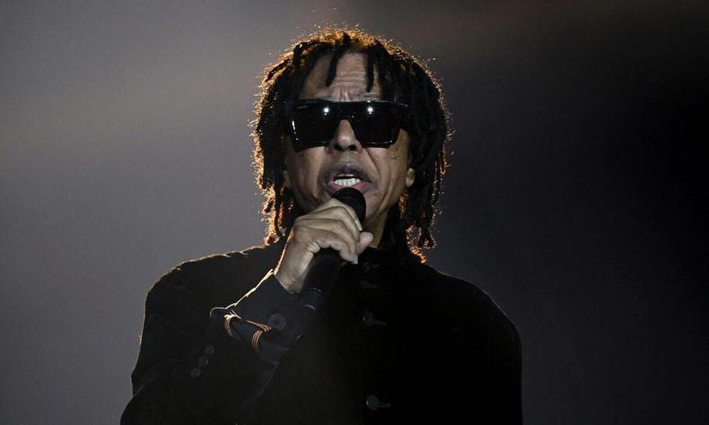 'Atenção! Está rolando na praça um golpe onde o criminoso se passa pelo Djavan e cobra para um encontro no camarim', diz o comunicado.(foto: MAURO PIMENTEL/AFP) Imagem do cantor e compositor Djavan