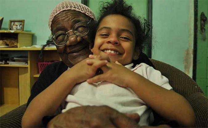Ina Preta com a pequena Mariana Amado, de 4 anos, quarta gera��o da fam�lia que a acolheu(foto: Tulio Santos/EM/D.A Press.)