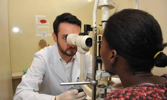 Na Clínica de Olhos da Santa Casa, o atendimento aumentou cerca de 40% nos últimos dias e a unidade se desdobra para dar conta da demanda (foto: Ramon Lisboa/EM/DA Press) Na Clínica de Olhos da Santa Casa, o atendimento aumentou cerca de 40% nos últimos dias e a unidade se desdobra para dar conta da demanda (foto: Ramon Lisboa/EM/DA Press)