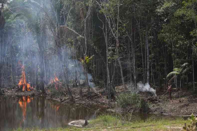Homem acende fogo em rea de Manicor, na Floresta Amaznica