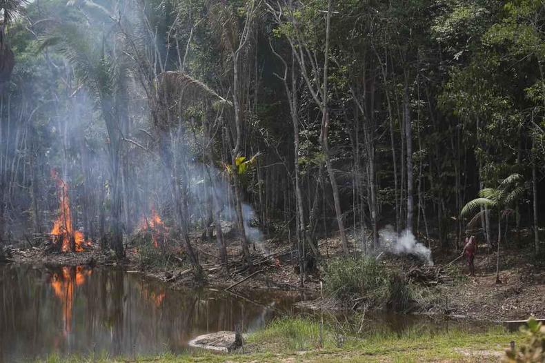 Homem acende fogo em área de Manicoré, na Floresta Amazônica(foto: MICHAEL DANTAS / AFP) Homem acende fogo em área de Manicoré, na Floresta Amazônica