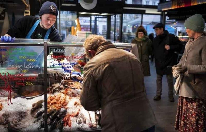 Pessoas visitando mercados p�blicos e lojas n�o precisam mais usar m�scaras na Dinamarca