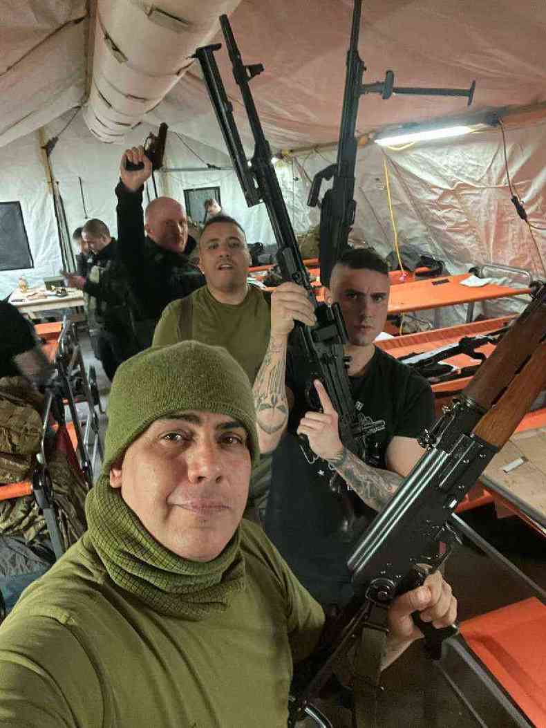 Andr Hack Bahi (em primeiro plano) ao lado de companheiros de combate em alojamento
