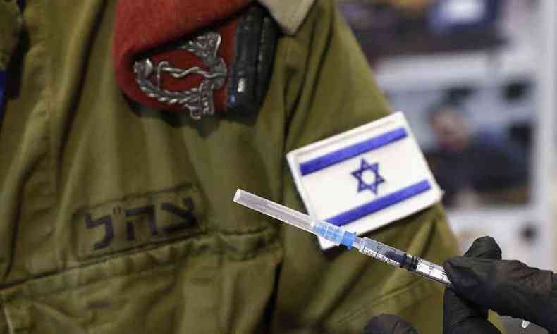 Vacinao em Israel comeou nesta segunda (28/12). Na foto, a imunizao num centro militar localizado na cidade de Rishon LeZion(foto: Jack Guez/AFP)