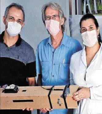 Alexandre Leo, Gregory Kitten e Thalita Arantes com o prottipo, que ser testado em hospitais (foto: Acervo Alexandre Leo/Divulgao)