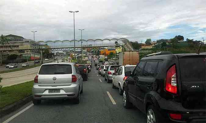 Congestionamento na Avenida Antnio Carlos segue intenso no fim desta tarde(foto: Sidney Lopes/EM/D.A.Press)