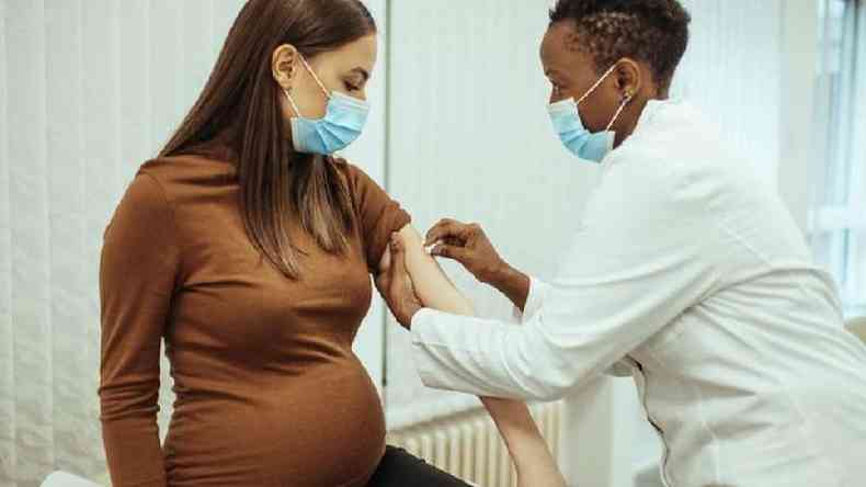 Governo brasileiro decidiu que vacinação de grávidas e puérperas no Brasil ficaria restrita às mulheres com comorbidades(foto: Getty Images)