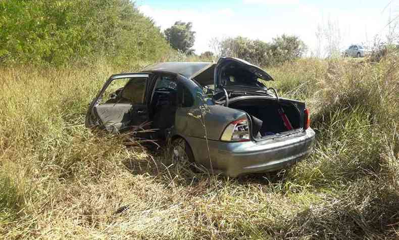 Chevrolet Vectra ficou destrudo aps capotamento em Rio Paranaba(foto: Divulgao/PMRv)
