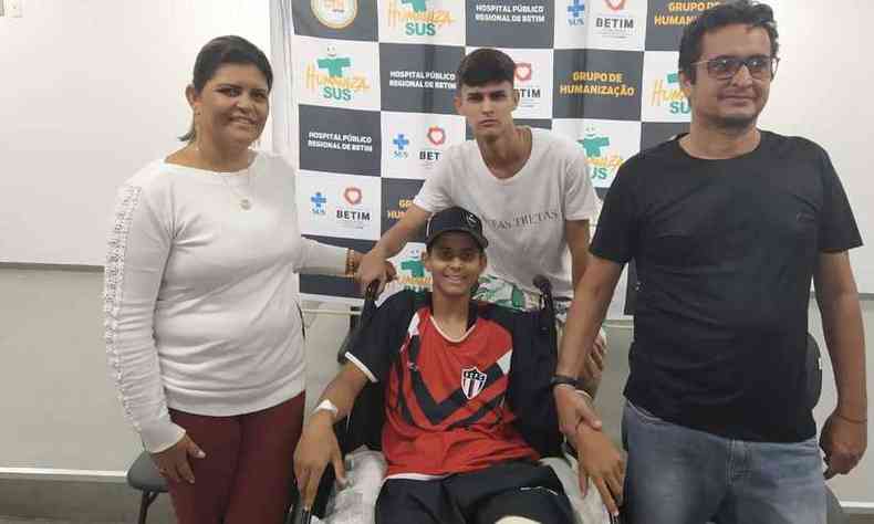 Gabriel deixou hospital com os pais e com o irmo confiante em sua recuperao(foto: Prefeitura de Betim/Divulgao)