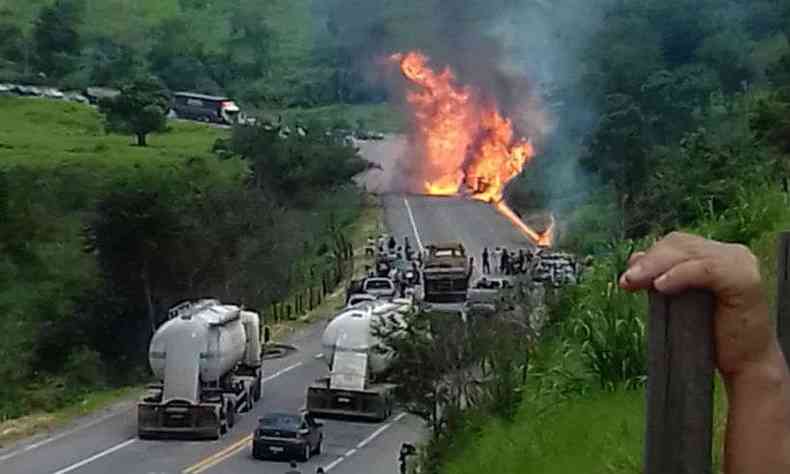 Carreta-tanque se envolveu em acidente nesse sbado (foto: Reproduo/WhatsApp)